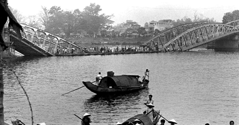 An image of Truong Tien Bridge that was destroyed in the past